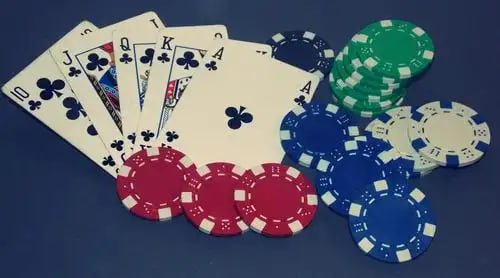 တိုက်ရိုက် Live Casino ဒိုင်နှင့် ကစားနေသည့် မြင်ကွင်း